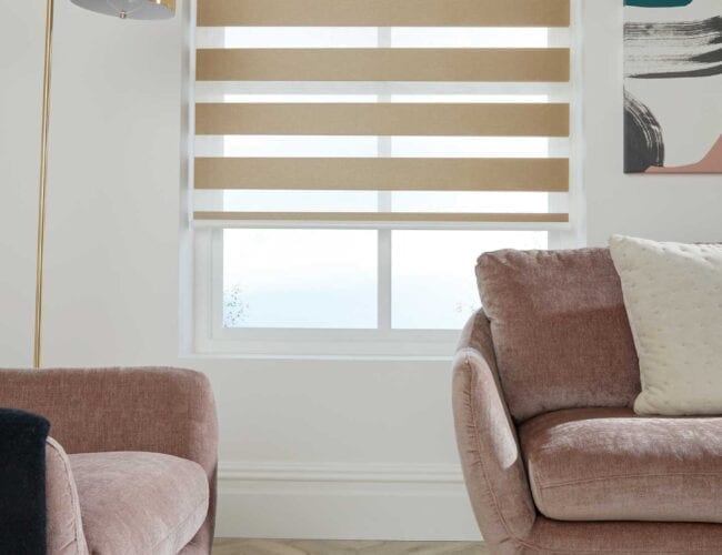 lounge-with-beige-blinds