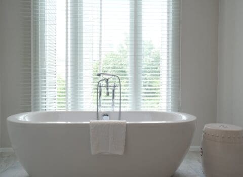 bathroom-blinds-white-fauxwwod