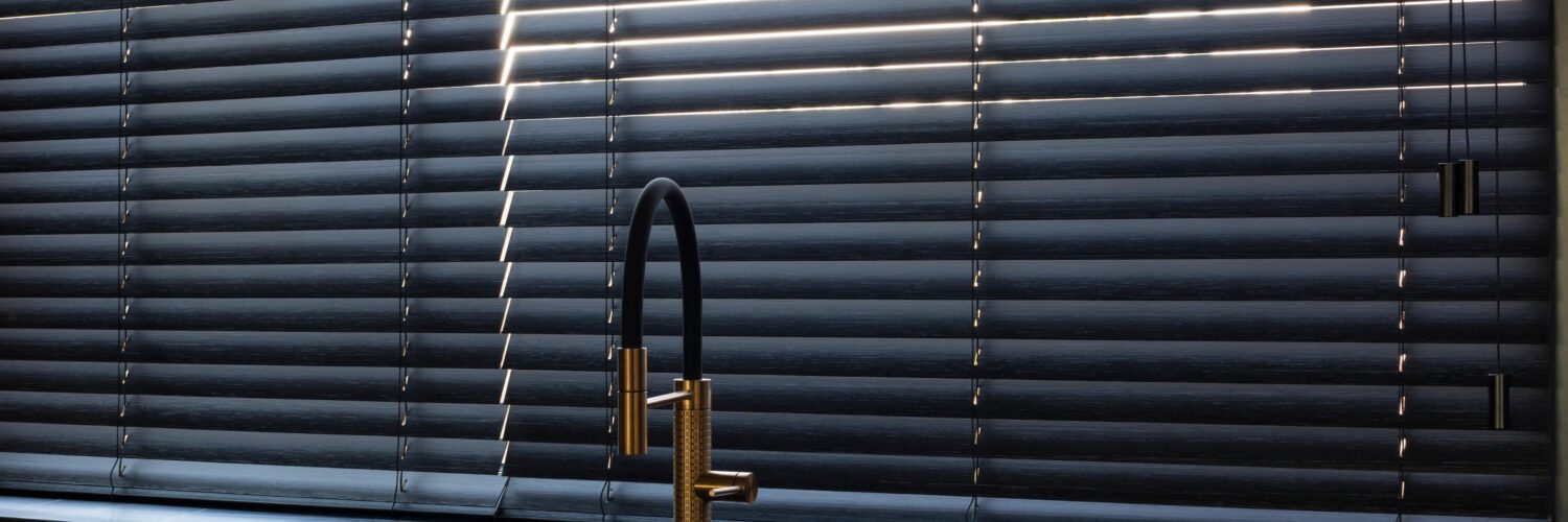 black-venetian-blinds-in-kitchen