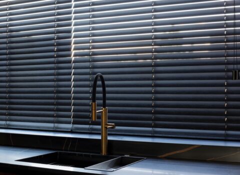 black-venetian-blinds-in-kitchen