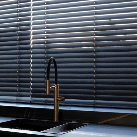 black-venetian-blinds-in-kitchen